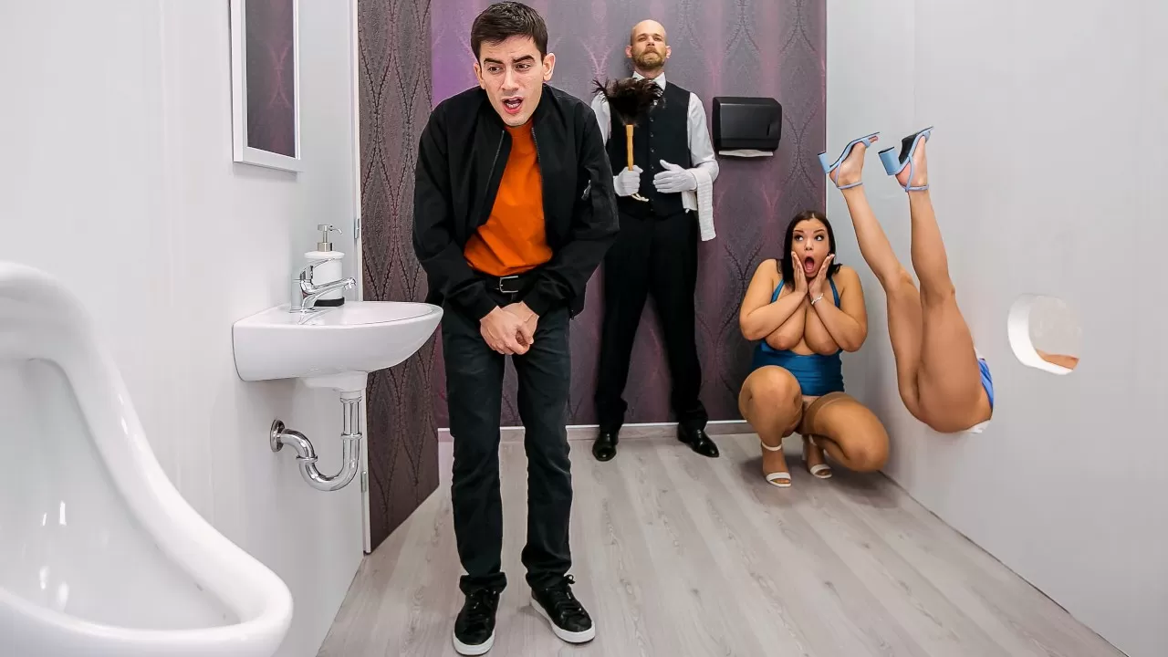 Порно видео секс в чулках в туалете
